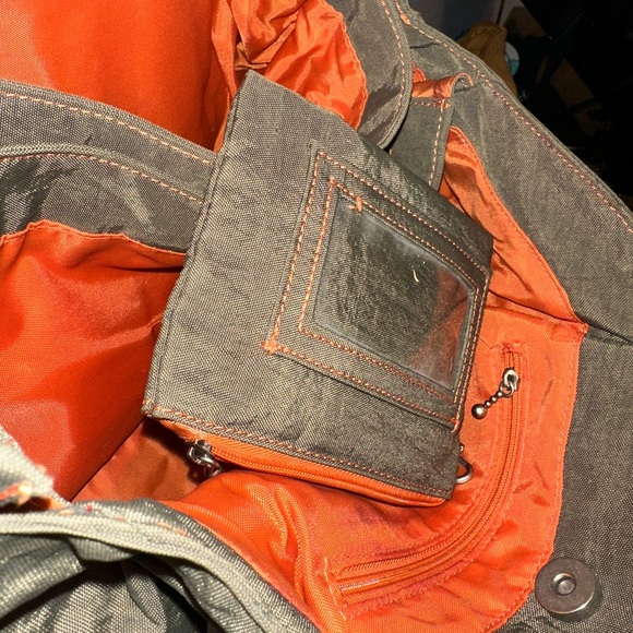 Baggallini green and orange purse with lots of pockets and fun features! - Picture 5 of 8